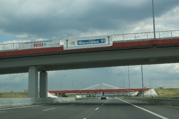 Początki są obiecujące - zaraz za węzłem Stryków trzy pasy...