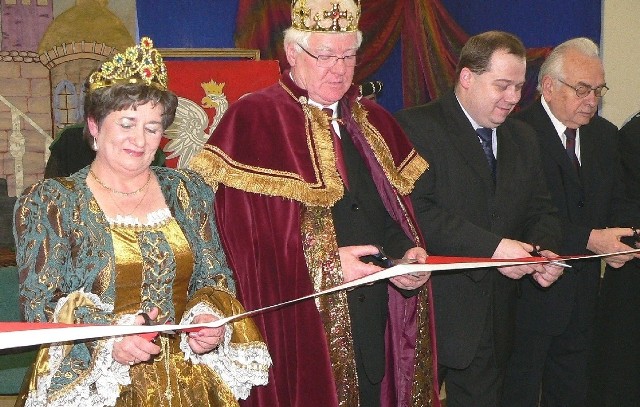 Uroczystego otwarcia zamku dokonali także liderzy samorządu Stopnicy: wójt Ryszard Zych i przewodnicząca Rady Gminy Danuta Szczepanik... w strojach królewskich.