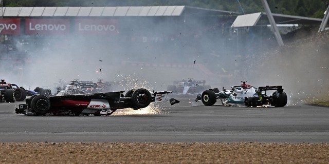 Kraksa z udziałem chińskiego kierowcy Zhou Guanyu na torze Silverstone