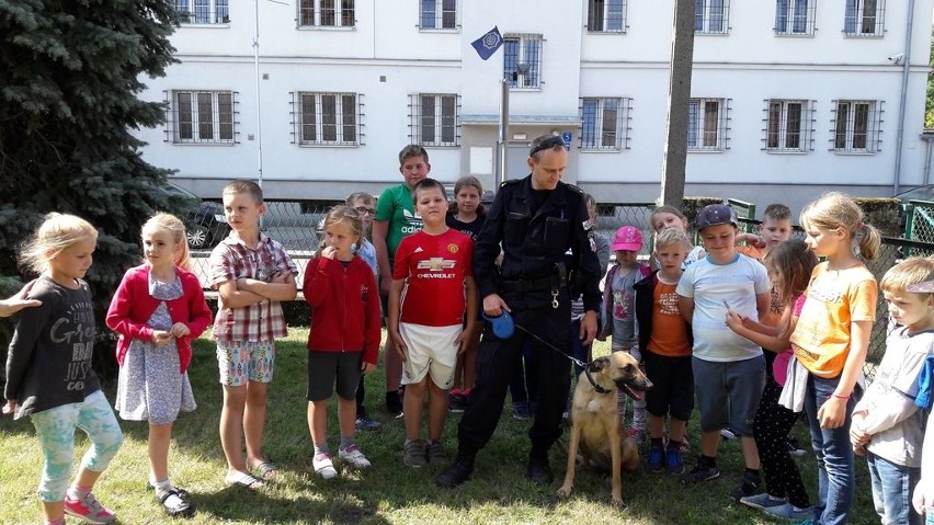 Strzeleccy policjanci zaprosili do siebie dzieci i opowiadali, jak bezpiecznie spędzać wakacje