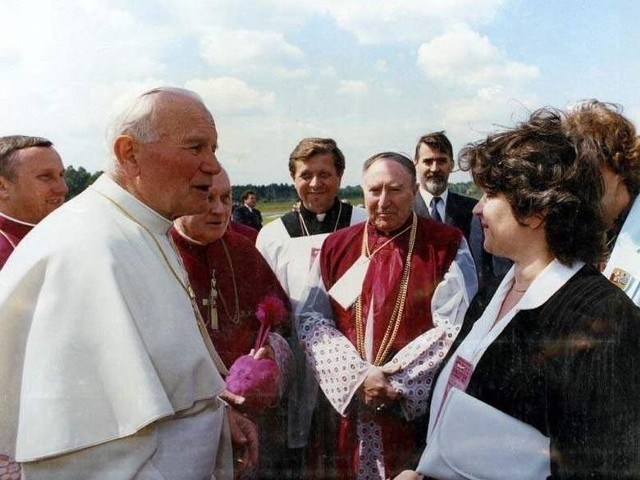 Ojciec Święty witany na płycie lotniska Krywlany podczas jedynej wizyty w Białymstoku