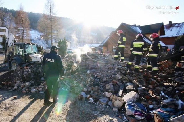Do katastrofy doszło 4 grudnia 2019 roku w Szczyrku. Z powodu wybuchu gazu zawalił się trzykondygnacyjny dom przy ul. Leszczynowej. Zobacz kolejne zdjęcia. Przesuwaj zdjęcia w prawo - naciśnij strzałkę lub przycisk NASTĘPNE