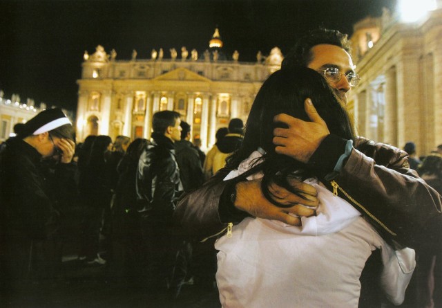 Jedno ze zdjęć AFP: Watykan, plac św. Piotra, 2 kwietnia godz. 21.37. W chwili śmierci Jana Pawła II.