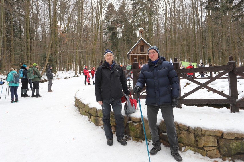 Znowu to zrobili! Zimowe wejście na Łysicę i wspólne zdjęcie na szczycie dla uczczenia wielkiego wydarzenia 
