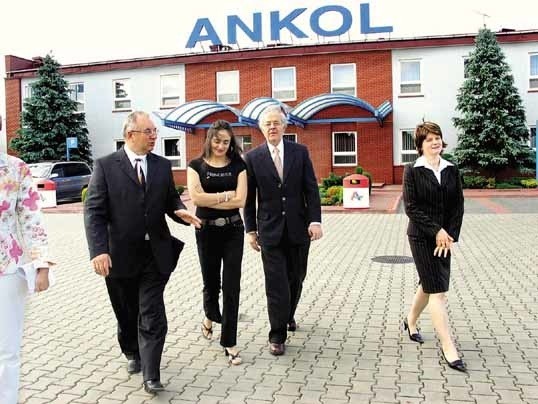 ANKOL jest największym prywatnym dostawcą części zamiennych dla polskiego lotnictwa  - informuje ambasadora (w środku) prezes chorzelowskiej firmy (z lewej).