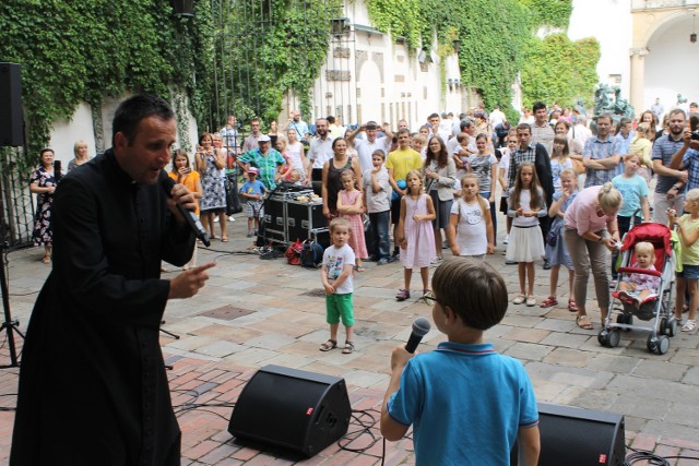 Podczas spotkania na dziedzińcu Zamku Piastów Śląskich krótki koncert dał rapujący ksiądz Kuba Bartczak.