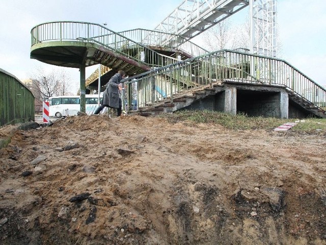 Kielczanie skarżą się na utrudnionych ruch przy kładce. Wykopy stwarzają też niebezpieczeństwo. &#8211; Ale chodzić trzeba &#8211; mówią ludzie.