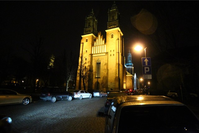 Poznań: 17-latek skazany za usiłowanie zabójstwa przed katedrą. Uderzał nożem w plecy, bo chciał ukraść bluzę