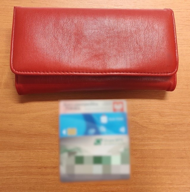 Policjanci odzyskali skradziony portfel i jego zawartość