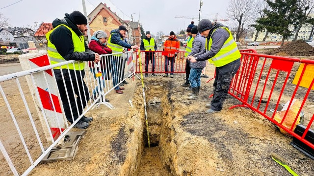 Zagadkowe odkrycie archeologiczne w Ziębicach. Czy odkopane podczas prac ziemnych mury są średniowieczne?