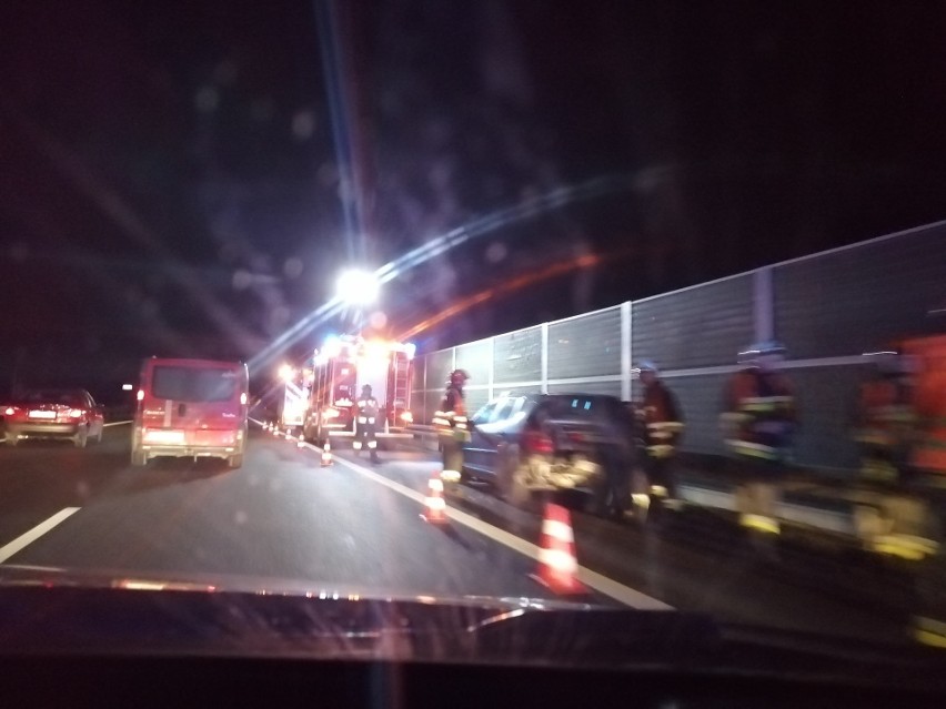 Wypadek na A4 pod Tarnowem. Samochód osobowy uderzył w bariery energochłonne [ZDJĘCIA]