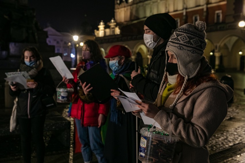 Kolędowanie Strajku Kobiet na Rynku Głównym. "Wyśpiewaj sobie wolność" [ZDJĘCIA]