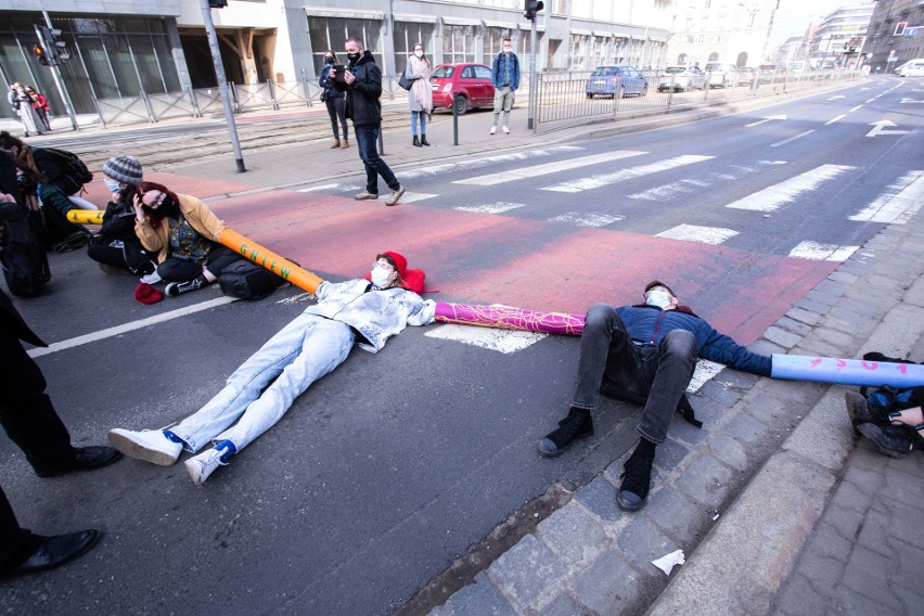 Aktywiści Extinction Rebellion Wrocław zablokowali ulicę...