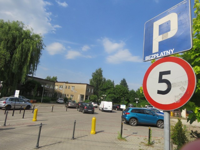 Ten placyk przy ul. Wojtyłów to teraz najdroższy parking w Wadowicach. Cenę podyktowała polityka?