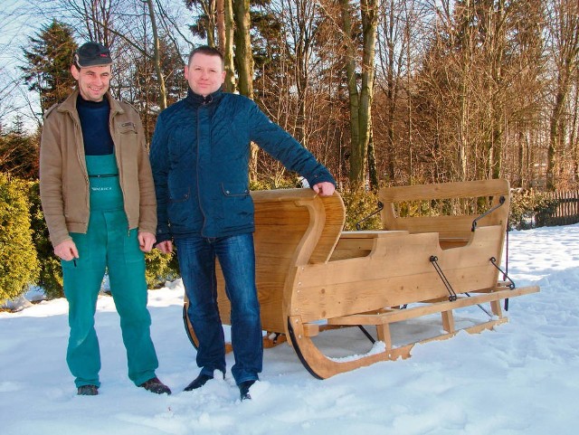 Marek Materowski (z lewej) i Waldemar Sztorgin nie mogą się doczekać większych opadów śniegu. W sobotę słupki rtęci docierały nawet do +10 stopni Celsjusza, a to uniemożliwiało jazdę saniami