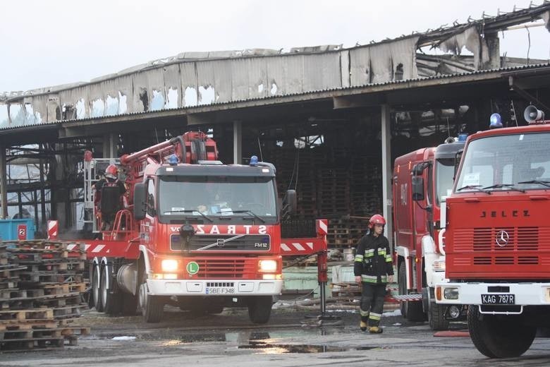 Pożar w Zawierciu: Spłonęła hala papiernicza