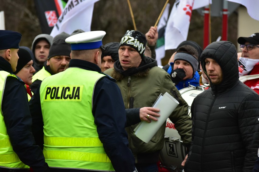 Rzucanie petardami, szarpanina i przepychanki. Agresja...