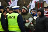 Manifestacja w Imielinie: wyzwiska, kamienie i petardy. W sporze o kopalnię między górnikami i mieszkańcami interweniowała policja