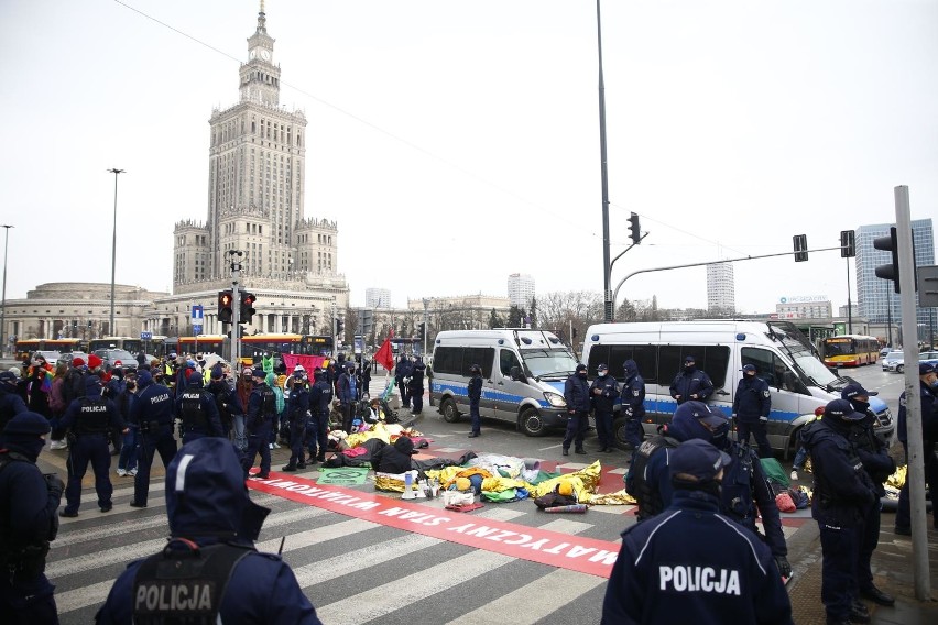 Warszawa: Protest Extinction Rebellion [ZDJĘCIA] Aktywiści klimatyczni zablokowali centrum miasta, utrudnienia w ruchu