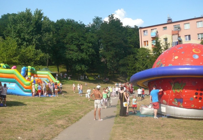 Klikaset osób na Festynie Rodzinnym na osiedlu Trójkąt w Ostrowcu