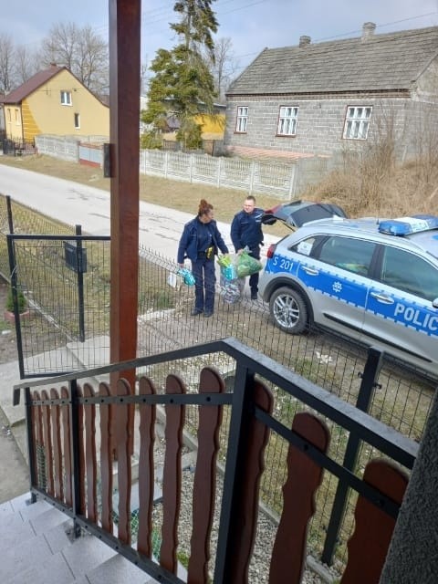 Policjanci w powiecie jędrzejowskim urządzili zbiórkę dla uchodźców [ZDJĘCIA] 