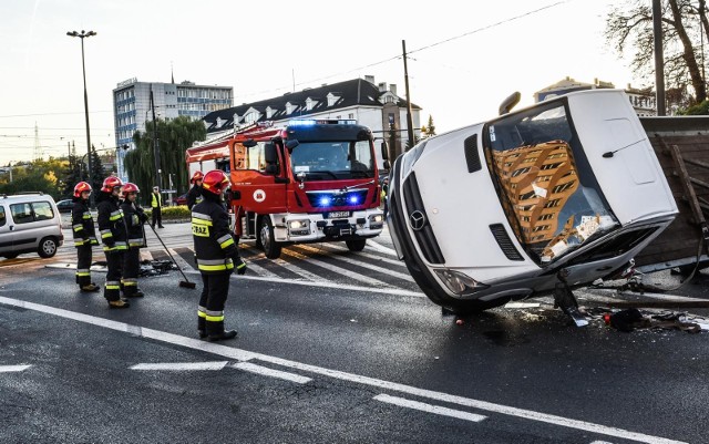 Na rondzie Jagiellonów w Bydgoszczy przed godziną 17.00 doszło do wypadku. Jak poinformowała nas bydgoska straż pożarna, zderzyły się pojazd ciężarowy i samochód osobowy. Jedna osoba została poszkodowana. Na miejscu zjawiły się dwa zastępy straży pożarnej, pogotowie i policja. Pojazd ciężarowy po zderzeniu przewrócił się na bok. Zablokowano wjazd w ul. 3 Maja.Jak poinformował nas oficer prasowy KWP w Bydgoszczy kierowca osobowo-dostawczego auta wymusił pierwszeństwo w wyniku czego doszło do zderzenia z ciężarowym mercedesem. Jedna osoba została zabrana do szpitala.ZDMiKP poinformował o utrudnieniach. Wstrzymano kursowanie tramwajów.AKTUALIZACJA: Ruch został przywrócony.(sier)FLESZ OD PAŹDZIERNIKA BEZ DOWODU REJESTRACYJNEGO I OC