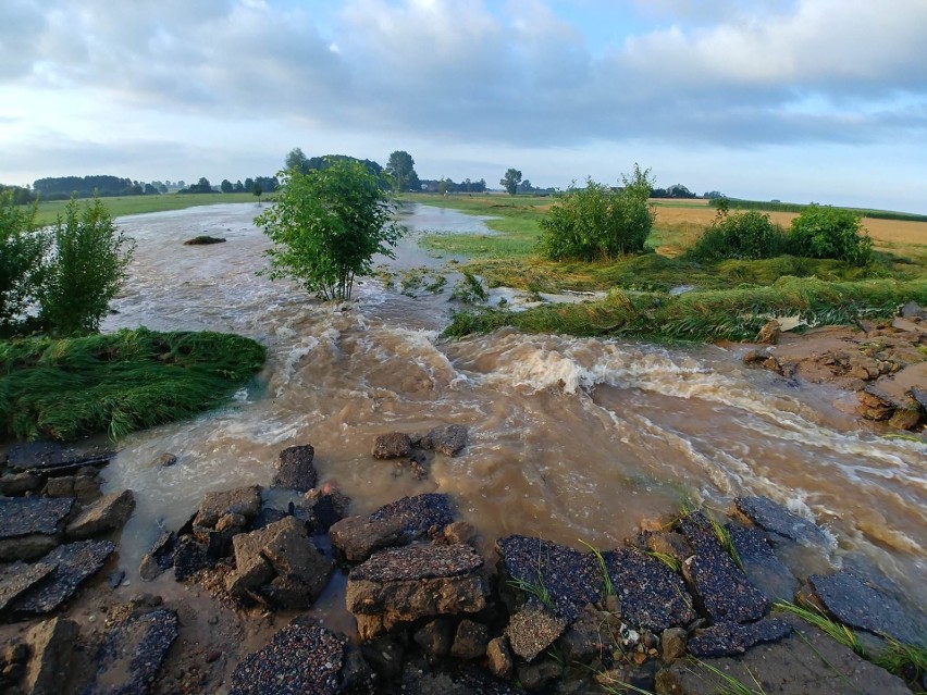 Nawałnice przeszły przez powiat moniecki. Droga Mońki - Kalinówka Kościelna została przerwana przez potok rzeki [ZDJĘCIA] 23.07.2019