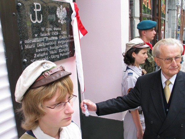Andrzej Dalkowski odsłania tablicę pamiątkową na rodzinnej kamienicy przy Łaziennej 30. Zdjęcie z 2005 roku.