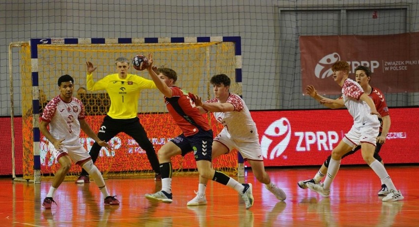 Reprezentacja Polski w piłce ręcznej do 21 lat wygrała w Kielcach towarzyski mecz z Norwegią. MVP spotkania został Patryk Wasiak 