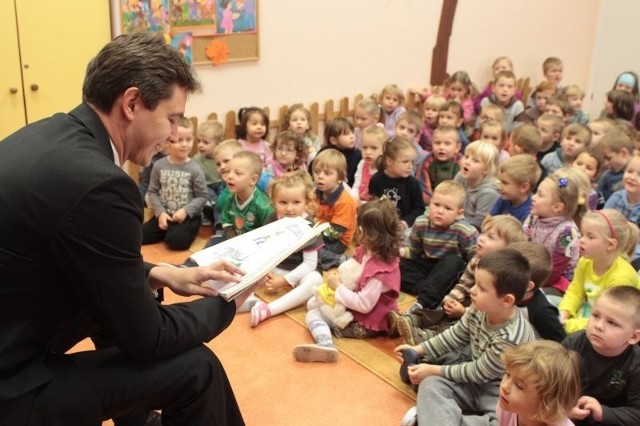 Marszałek Adam Jarubas czytał bajki Jana Brzechwy dzieciom w Przedszkolu samorządowym przy ulicy Karczówkowskiej w Kielcach.