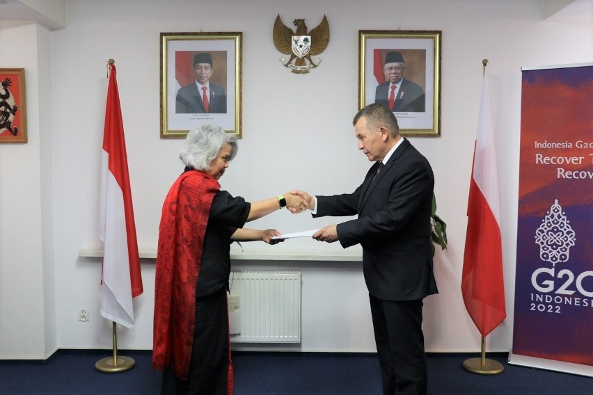 Mirosław Wawrowski przyjmuje z rąk ambasador Indonezji w...