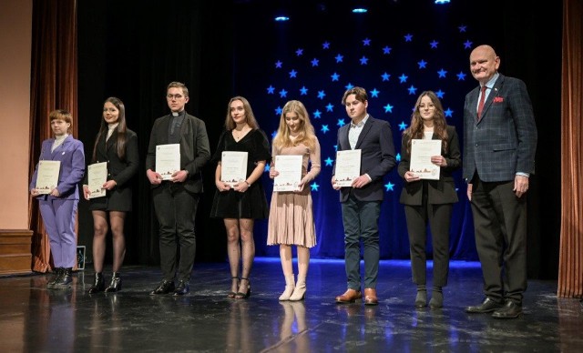 Wręczenie miejskich stypendiów w Młodzieżowym Domu Kultury.