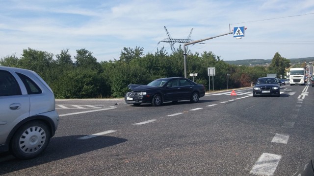 Volvo uszkodzone po czwartkowym zderzeniu z berlingo na krajowej "siódemce&#8221;. Po wypadku na trasie tworzyły się korki