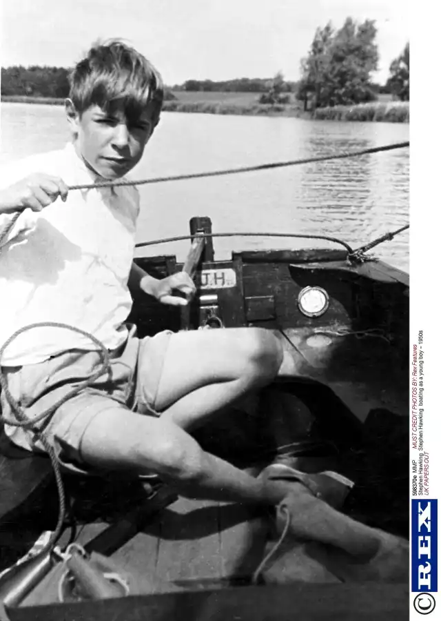 Stephen Hawking na łodzi w latach 50.