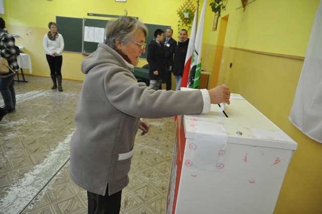 Głosowanie w lokalu wyborczym w Starym Chwalimiu. 
