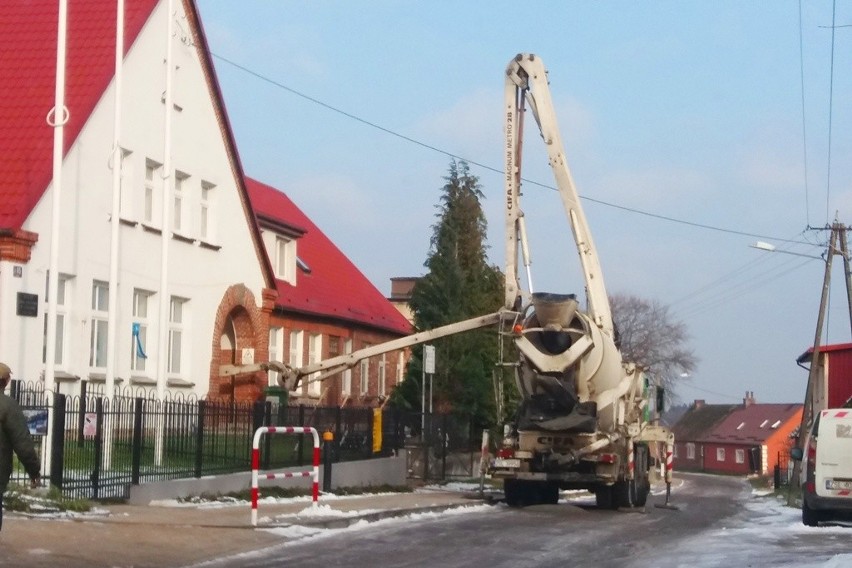 Trwają prace budowlane polegające na przebudowie budynku...