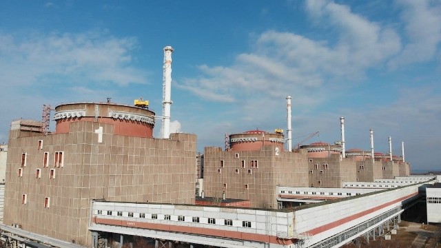 Zełenski podkreślił, że niebezpieczna sytuacja powstała w rezultacie odłączenia elektrowni od ukraińskiej sieci energetycznej