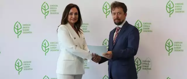 Dr Ewę Patalas odbiera z rąk generalnego dyrektora Piotra Otawskiego nominację na stanowisko regionalnego dyrektora ochrony środowiska w Bydgoszczy