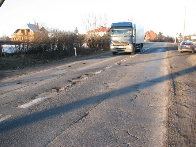Tak wygląda droga prowadząca z Sandomierza do Zawichostu. To na pewno nie najlepsza wizytówka powiatu i województwa.