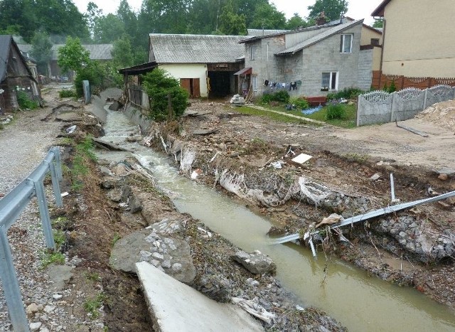 Zniszczenia w jednym z gospodarstw w Porąbkach w gminie Bieliny.