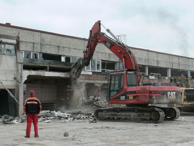 Trwa wyburzanie budynków dawnej piekarni na terenie należącym do skarżyskiego Wtórpolu.