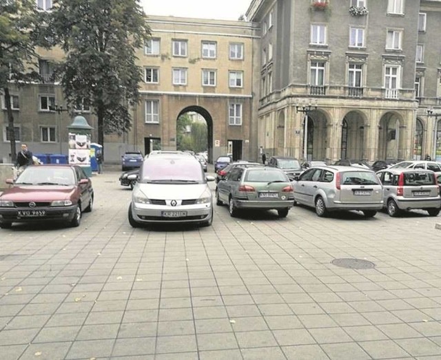 Każdego dnia na reprezentacyjnym deptaku al. Róż parkują samochody