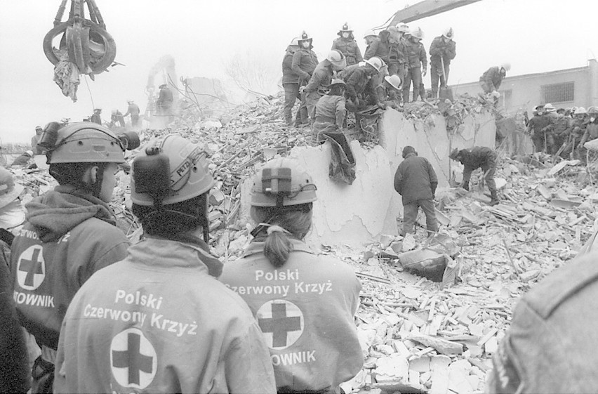 Wybuch gazu w gdańskim wieżowcu. W katastrofie przy ul. Wojska Polskiego zginęły 22 osoby. Mija 29 lat od tamtej tragedii. ZDJĘCIA, WIDEO