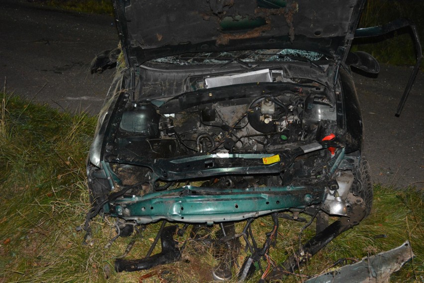 24-letni kierowca poniósł śmierć na miejscu.