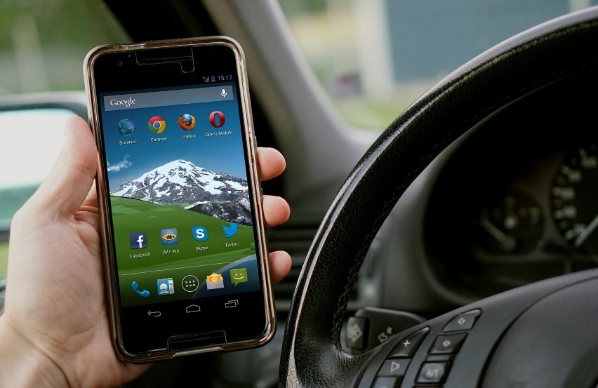 Używali telefonów komórkowych podczas prowadzenia samochodu,...