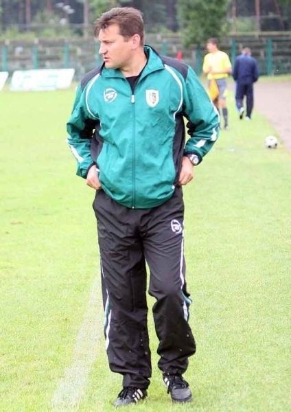 ARKASandaPrzemysław Cecherz nadal prowadzić będzie pierwszoligowych piłkarzy Stali Stalowa Wola. Otrzymał jednak od zarządu klubu ultimatum.