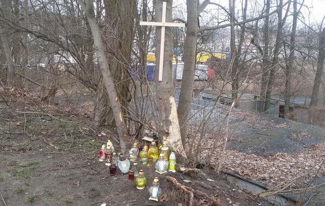 Miejsce tragedii na ul. Słowackiego w poniedziałek 21 marca. W miejscu, gdzie zginęli młodzi ludzie płonęły znicze i wisiał krzyż.