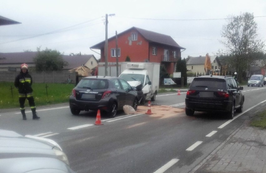 Zderzenie dwóch aut na krajowej trasie numer 74 w Lechowie. Były utrudnienia