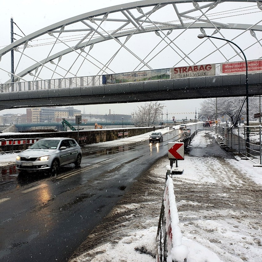 W związku z budową mostu nad Wisłą w Krakowie wprowadzone...