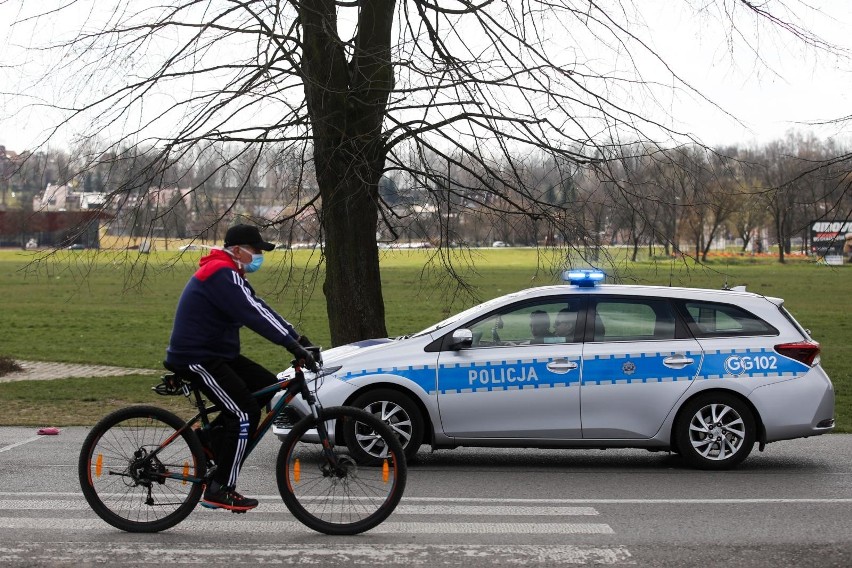 Małopolska. Policjanci skontrolowali autobusy, sklepy i siłownie. Posypały się mandaty